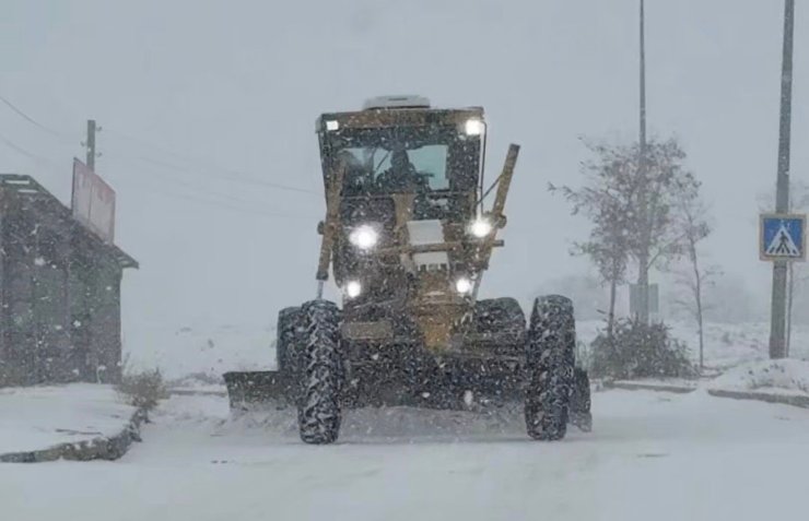 Elazığ’da kar yağışıyla birlikte, belediye ekipleri çalışmalara başladı