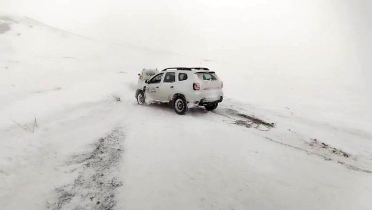 Erzurum’da kar ve tipi ulaşımı durma noktasına getirdi