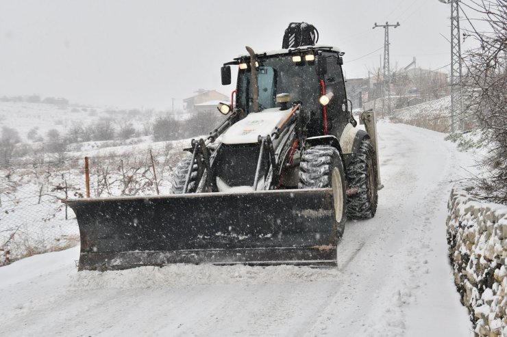 Yeşilyurt’ta karla mücadele aralıksız sürüyor