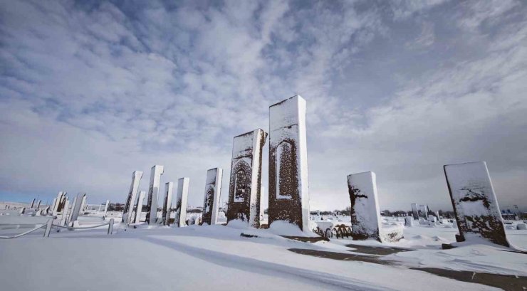 Ahlat’ın tarihi mekanlarından kartpostallık kar manzaraları