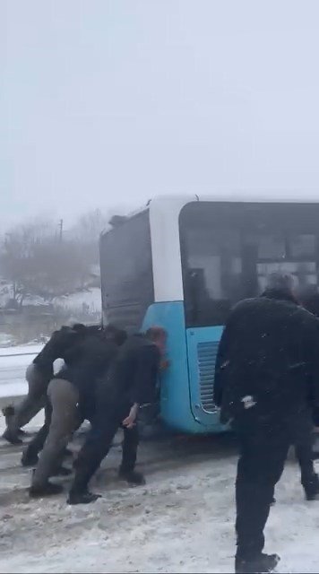 Yolda kalan yolcu otobüsünün yardımına vatandaşlar yetişti