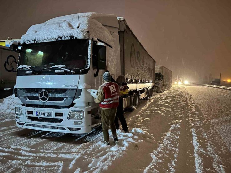 Kızılay’dan Tendürek Geçidi’nde sürücülere sıcak destek