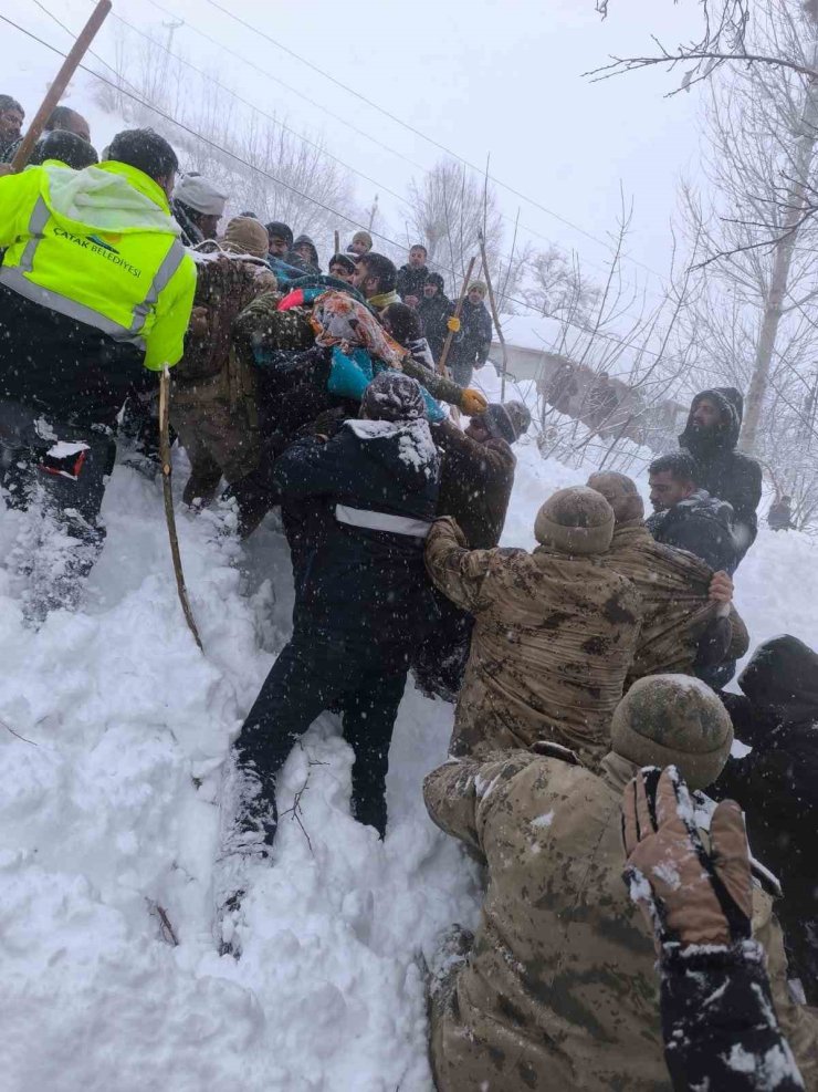 Çatak’ta çığ faciası: Kayıp kadın kurtarıldı
