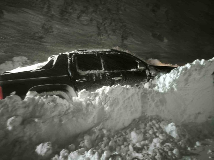 Çığ altında kalan araca 2 saatlik operasyon: Mahsur kalan vatandaşlar kurtarıldı