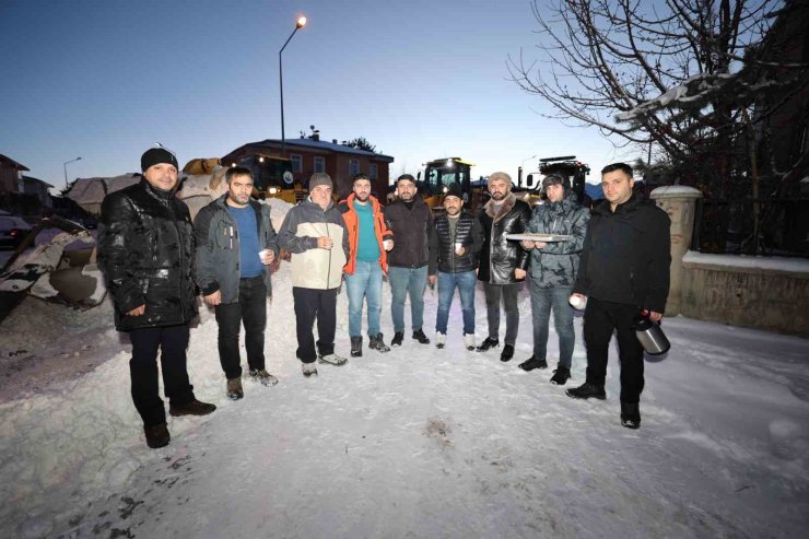Aziziye’nin karla mücadele timlerine gece yarısı sürprizi