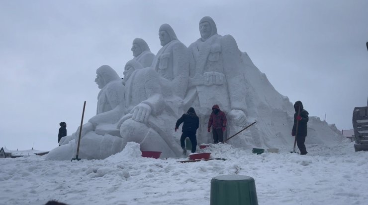 Sarıkamış’ta kardan heykellerin yapımı tamamlandı