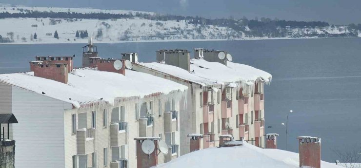 Tatvan’da sibirya soğukları etkili oluyor: Çatılarda metrelerce buz sarkıtları oluştu