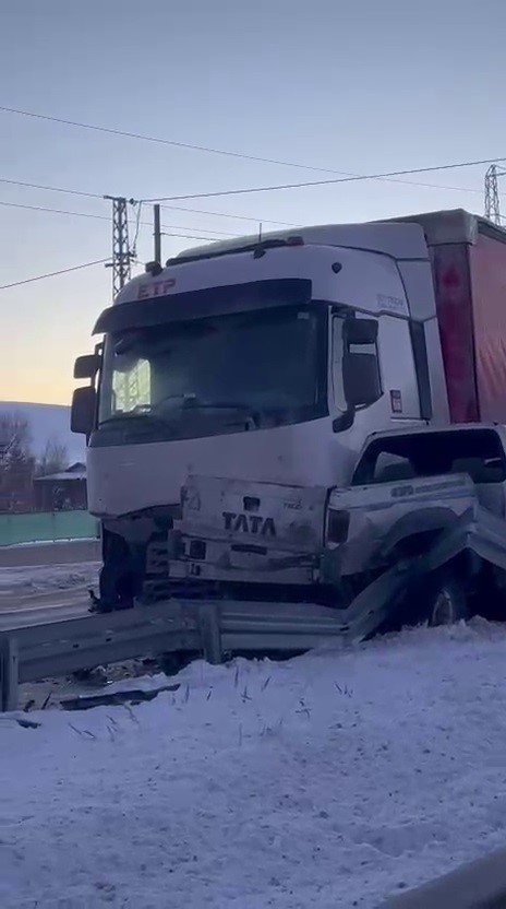 Erzurum’da yollardaki buzlanma trafik kazalarına neden oldu