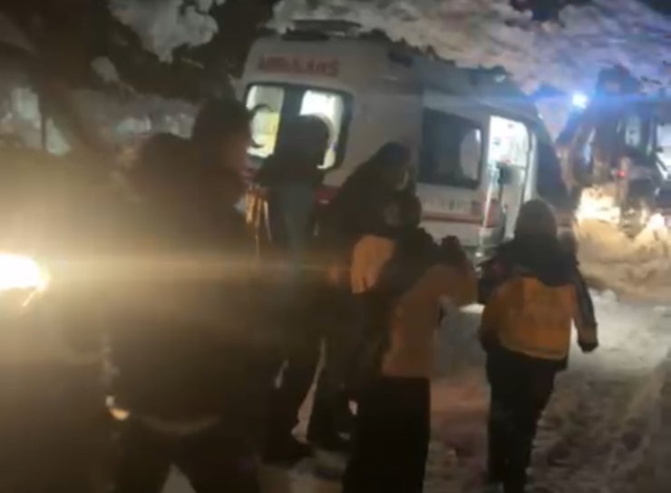 Şemdinli’de 1 metrelik karda hayat mesaisi: Zehirlenen 12 kişi için ekipler seferber oldu