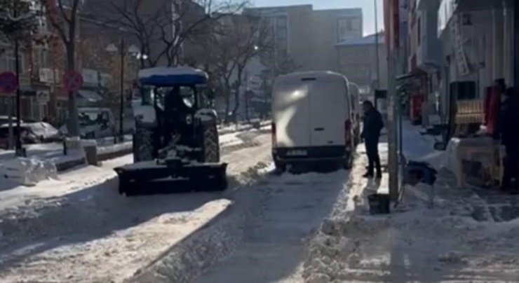 Karsta esnaf karla mücadeleye satış yaptığı traktörlerle destek verdi