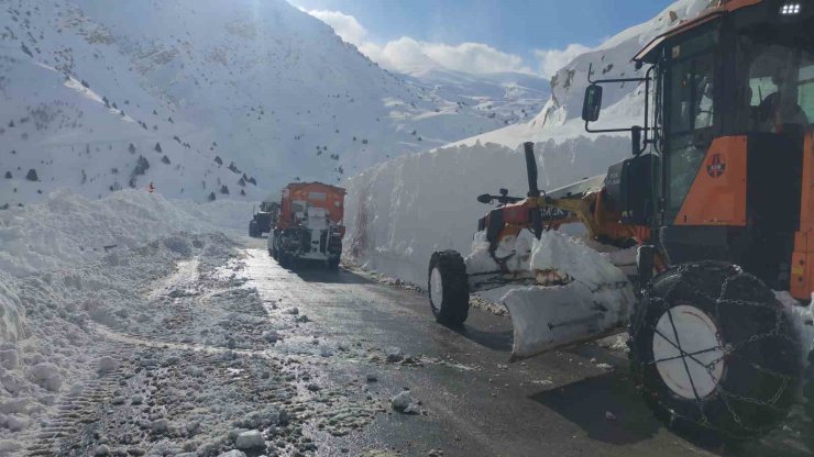 Çığ bölgesinde çalışan greyder şarampole yuvarlandı: Operatör hafif yaralandı