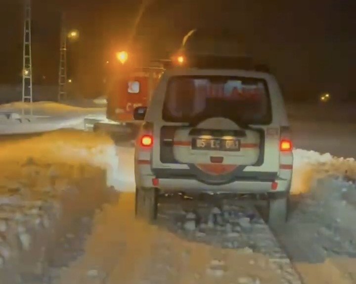 Erciş’te kapanan yollarda hastalara Snowtrack ile ulaşıldı