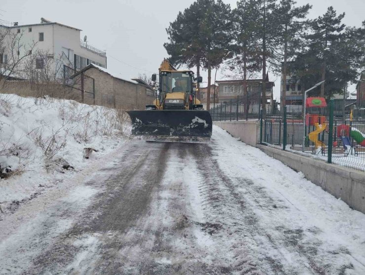 Battalgazi Belediyesi’nden okul bahçelerinde kar temizliği