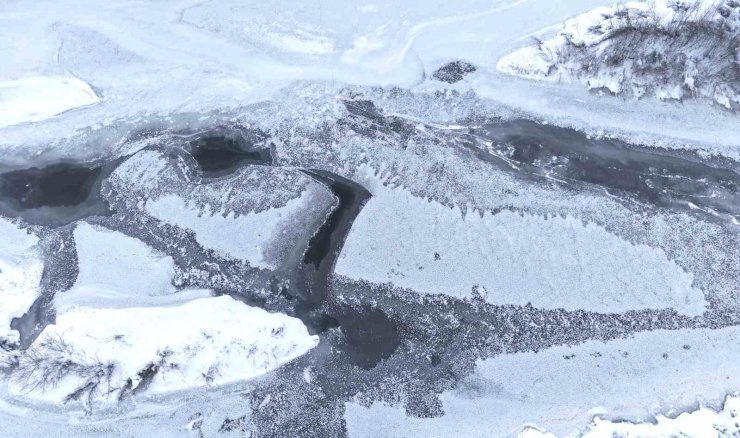 Dondurucu soğukların hakim olduğu Muş’ta Karasu Nehri buz tuttu