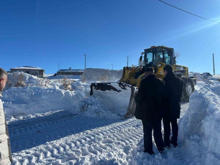 Susuz’da karla mücadele çalışmaları sürüyor