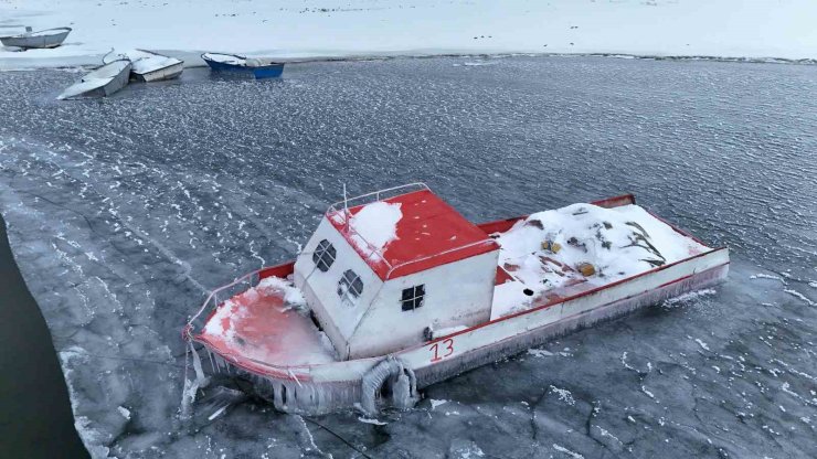 Nazik Gölü kısmen dondu, balıkçı tekneleri buzlar arasında kaldı