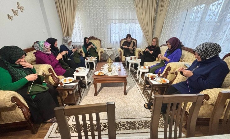 Erzincanlı gönüllü annelerden Mehmetçiğe ilmek ilmek destek