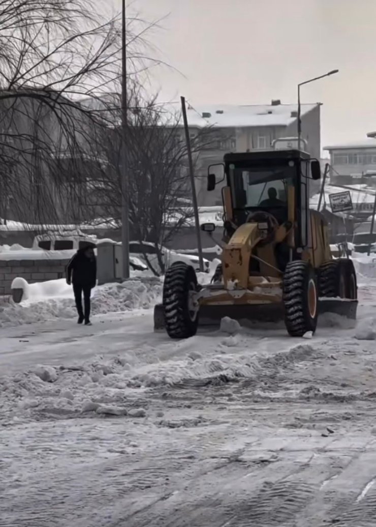 Patnos’ta karla mücadele çalışmaları devam ediyor