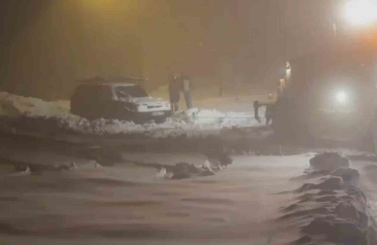 Yoğun kar yolu kapattı, ekipler mahsur kalan araca ulaştı