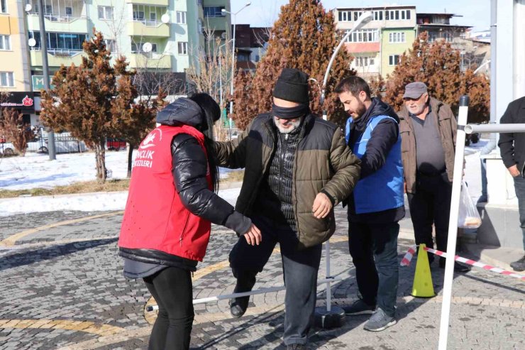 Beyaz bastonlarla engelleri aşmaya çalıştılar
