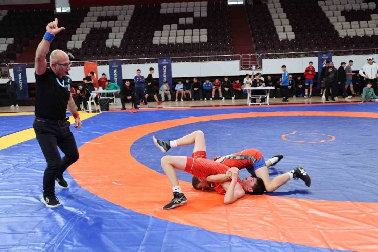 Gençler Güreş Müsabakaları Elazığ’da sürüyor