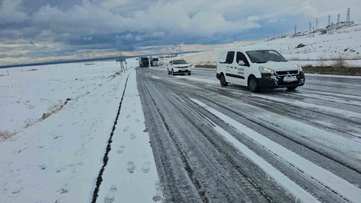Adilcevaz’da kar ve buzlanma nedeniyle onlarca araç yolda kaldı