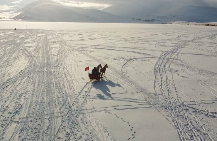 Çıldır Gölü’nde atlı kızak heyecanı başladı