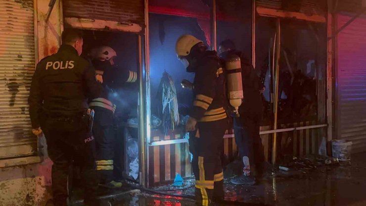 Erzincan’da gece yarısı yangın paniği: Çantacı dükkânı küle döndü