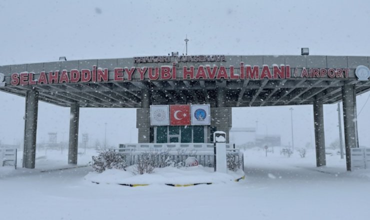 Yüksekova’da kar yağışı ve sis ulaşımı aksatıyor