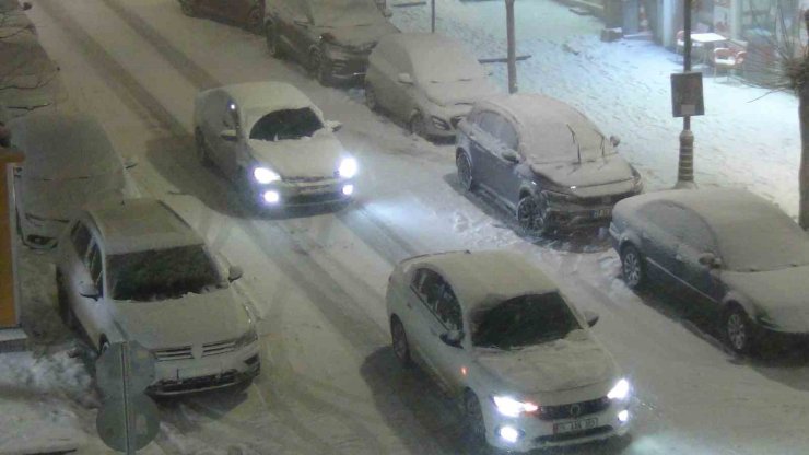 Kars’ta kar ve tipiden göz gözü görmüyor