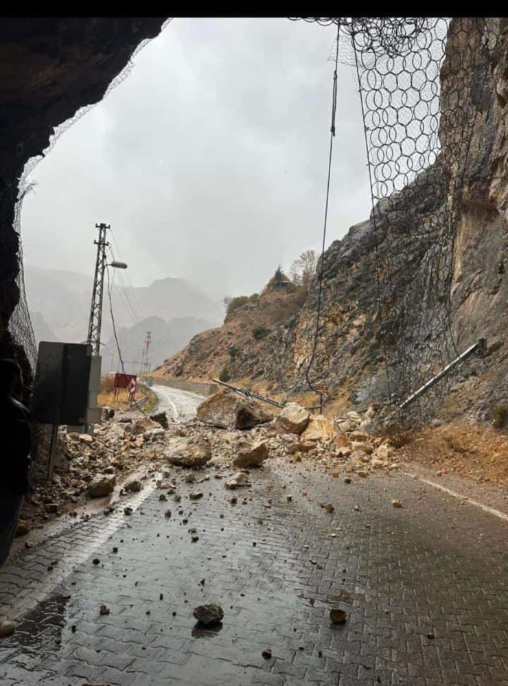 Kemaliye’de tünel girişi tehlike saçıyor