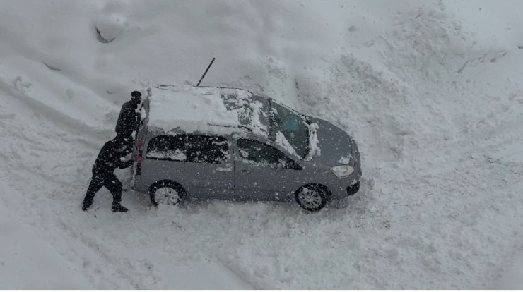 Yüksekova’da kar esareti