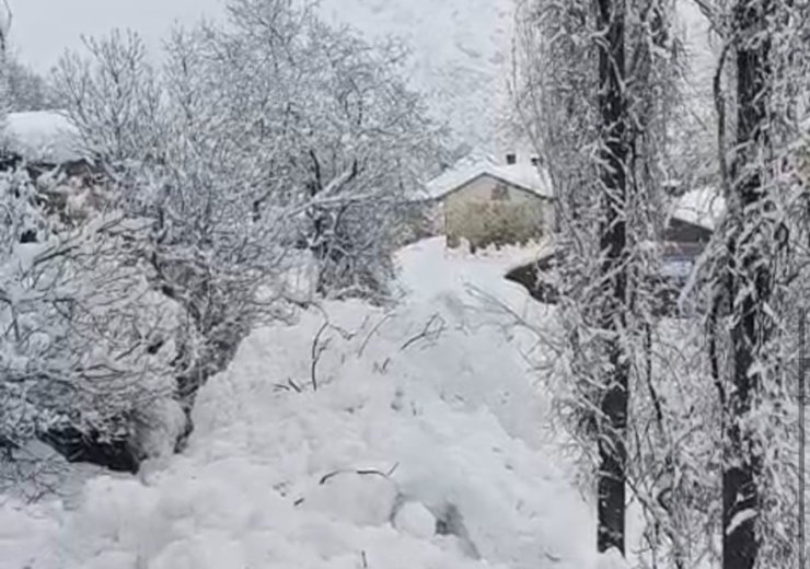 Yüksekova’da çığ yerleşim yerine indi: Facianın eşiğinden dönüldü