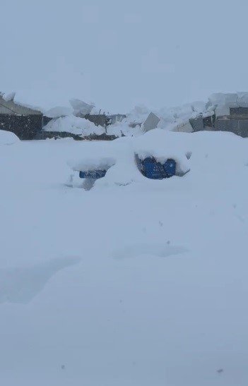 Tunceli’de kar yüküne dayanamayan iş yerinin çatısı çöktü