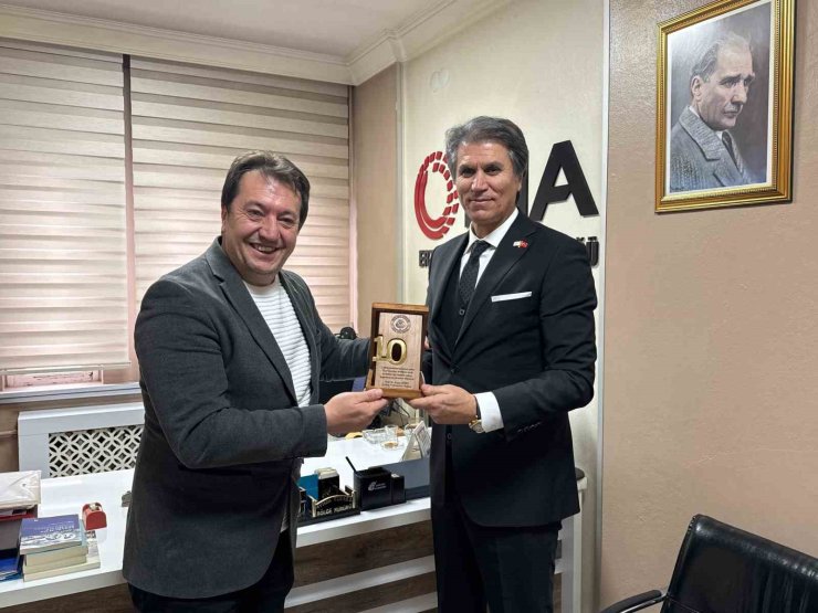 Başkan Şebin’den, İHA Bölge Müdürü Türkez’e 10. yıl plaketi