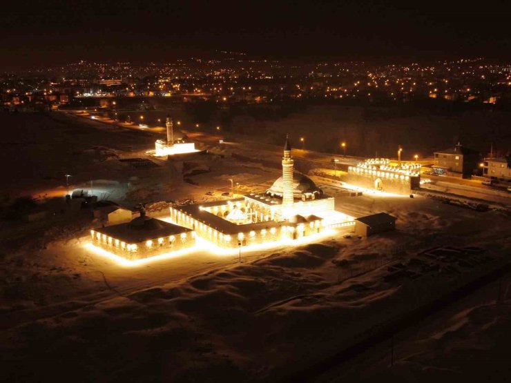 Tarihi Hüsrev Paşa Camii’nde gece ışıltısı: Tarih ve sanat buluştu