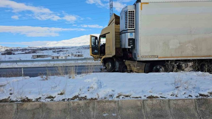 Adilcevaz’da karpuz yüklü tır kaza yaptı: 1 yaralı