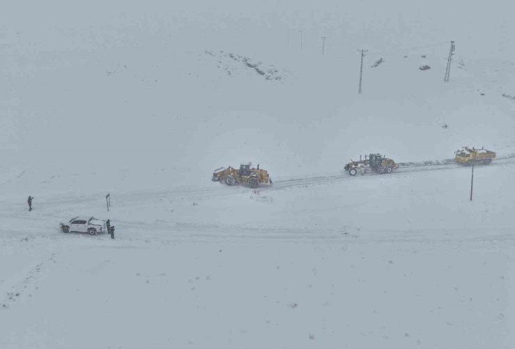 Van’da 363 yerleşim yerinin yolu kapandı