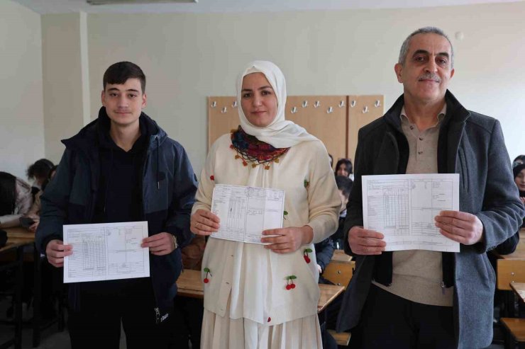 Bir okul, üç nesil, tek karne günü