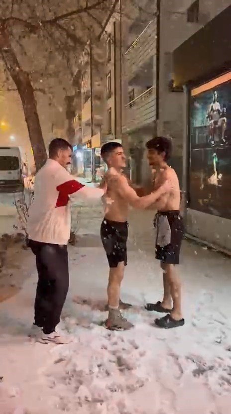 Yağan kar altında önce antrenman, ardından kar banyosu yaptılar