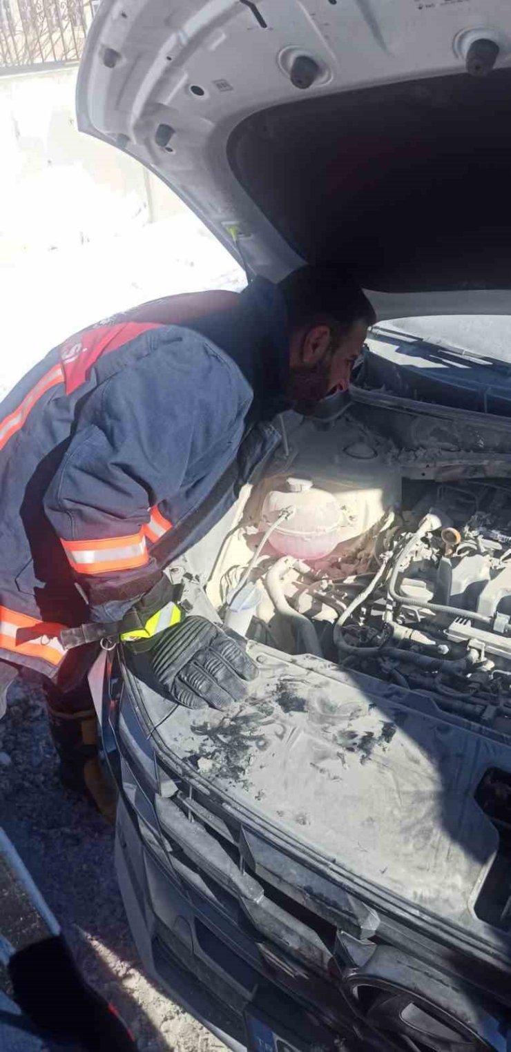 Van’da seyir halindeki otomobil yandı