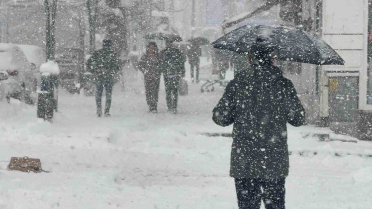 Tatvan’da yoğun kar yağışı yeniden etkili oluyor