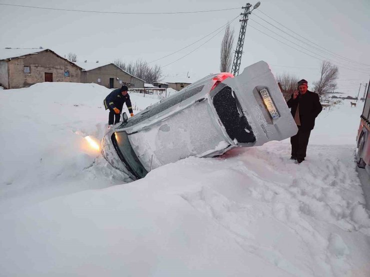 Elazığ’da karda kayan hafif ticari araç devrildi: 2 yaralı