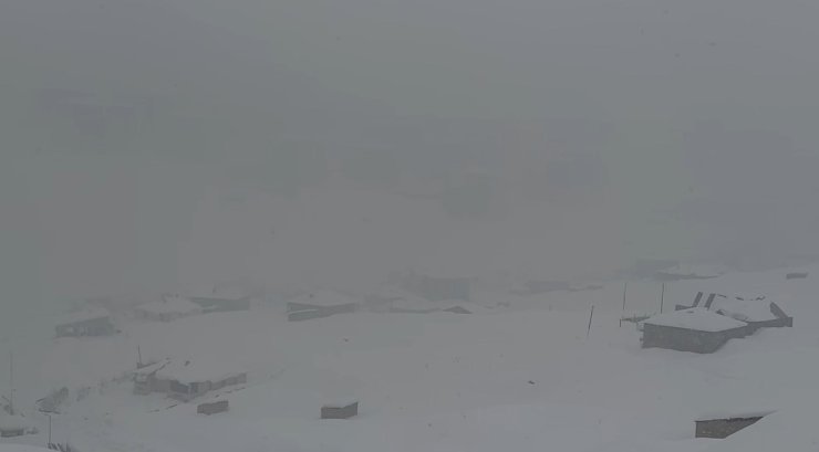 Hakkari’de kar yağışı: 43 yerleşim yerinin yolu kapandı