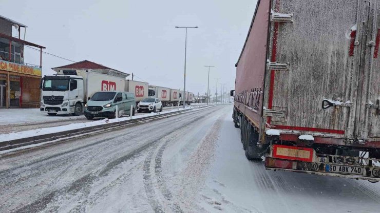 Malatya’da kar yağışı ulaşımı aksattı