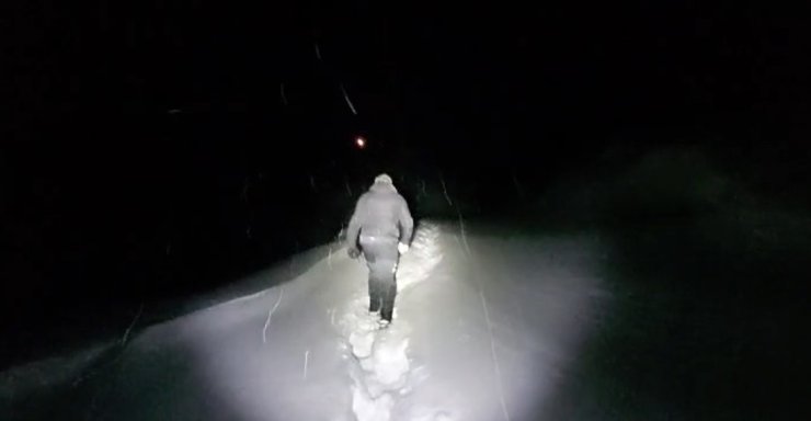 Ekipler yoğun sis ve kar altında 3 kilometre yürüyüp hastaya ulaştı