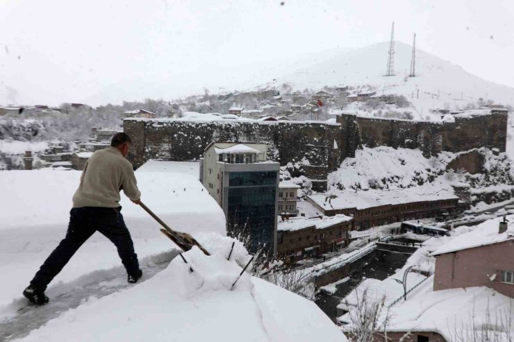 Bitlis’te çatılarda kar küreme seferberliği