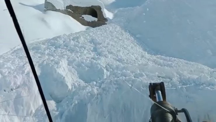 Elazığ’da çığ düşmesi sonucu kapanan geçit açıldı