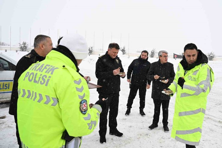 Erzincan Emniyet Müdürü Baybaba’dan kar mesaisindeki personele ziyaret