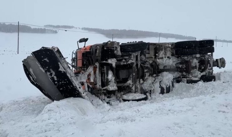 Kontrolden çıkan kar küreme aracı devrildi
